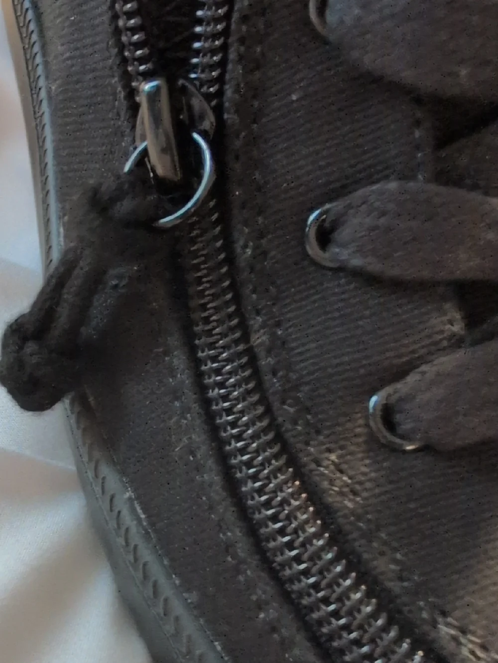 BILLY  Black to the Floor Classic Lace High  Tennis Shoes Size 4 Youth‎
